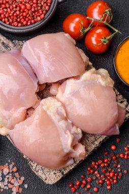 Taze çiğ tavuk filetosu. Tuzlu, baharatlı ve çimento kaplı.