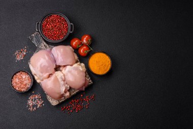 Taze çiğ tavuk filetosu. Tuzlu, baharatlı ve çimento kaplı.