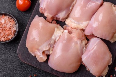 Taze çiğ tavuk filetosu. Tuzlu, baharatlı ve çimento kaplı.