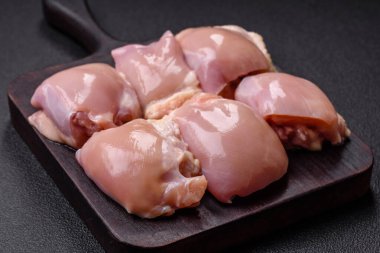 Taze çiğ tavuk filetosu. Tuzlu, baharatlı ve çimento kaplı.