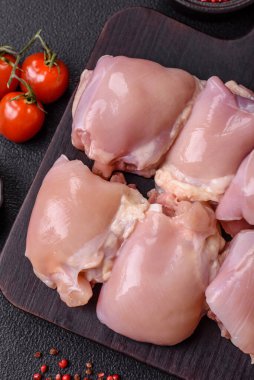 Taze çiğ tavuk filetosu. Tuzlu, baharatlı ve çimento kaplı.