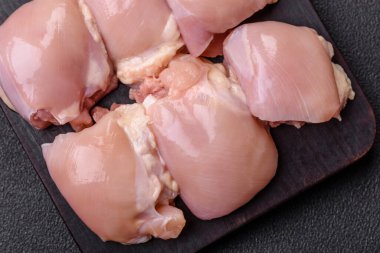 Taze çiğ tavuk filetosu. Tuzlu, baharatlı ve çimento kaplı.