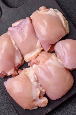 Taze çiğ tavuk filetosu. Tuzlu, baharatlı ve çimento kaplı.