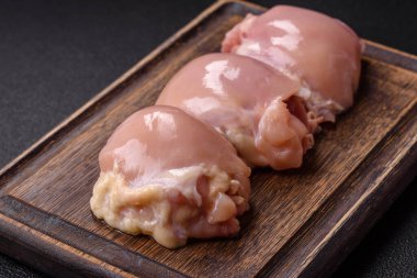 Taze çiğ tavuk filetosu. Tuzlu, baharatlı ve çimento kaplı.