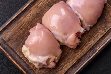 Taze çiğ tavuk filetosu. Tuzlu, baharatlı ve çimento kaplı.