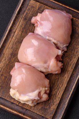 Taze çiğ tavuk filetosu. Tuzlu, baharatlı ve çimento kaplı.