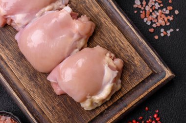 Taze çiğ tavuk filetosu. Tuzlu, baharatlı ve çimento kaplı.