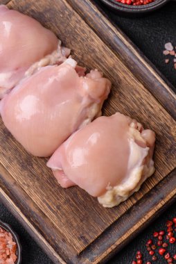 Taze çiğ tavuk filetosu. Tuzlu, baharatlı ve çimento kaplı.
