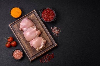 Taze çiğ tavuk filetosu. Tuzlu, baharatlı ve çimento kaplı.