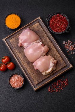 Taze çiğ tavuk filetosu. Tuzlu, baharatlı ve çimento kaplı.