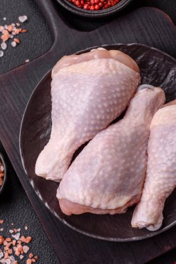 Çiğ tavuk budu, tuzlu, baharatlı ve ızgara için hazırlanmış otlar.