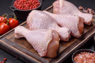 Çiğ tavuk budu, tuzlu, baharatlı ve ızgara için hazırlanmış otlar.