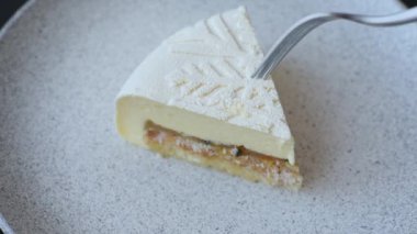 Fındıklı cheesecake ve koyu beton arka planda kış desenli böğürtlen.