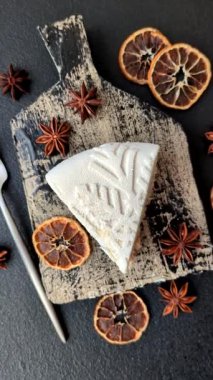 Fındıklı cheesecake ve koyu beton arka planda kış desenli böğürtlen.