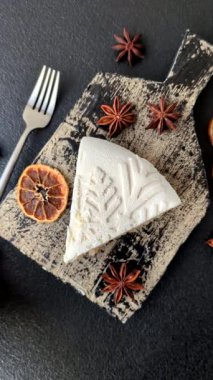 Fındıklı cheesecake ve koyu beton arka planda kış desenli böğürtlen.