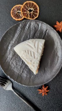 Fındıklı cheesecake ve koyu beton arka planda kış desenli böğürtlen.