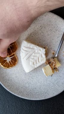 Fındıklı cheesecake ve koyu beton arka planda kış desenli böğürtlen.