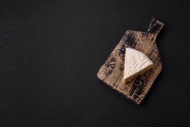 Fındıklı cheesecake ve koyu beton arka planda kış desenli böğürtlen.