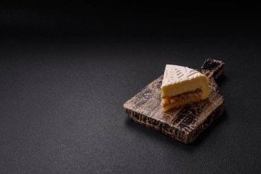 Fındıklı cheesecake ve koyu beton arka planda kış desenli böğürtlen.
