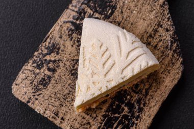 Fındıklı cheesecake ve koyu beton arka planda kış desenli böğürtlen.