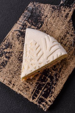 Fındıklı cheesecake ve koyu beton arka planda kış desenli böğürtlen.