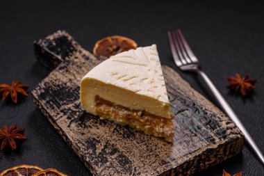 Fındıklı cheesecake ve koyu beton arka planda kış desenli böğürtlen.