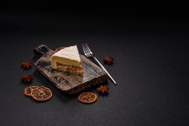 Fındıklı cheesecake ve koyu beton arka planda kış desenli böğürtlen.