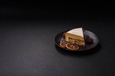 Fındıklı cheesecake ve koyu beton arka planda kış desenli böğürtlen.
