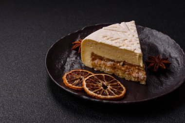 Fındıklı cheesecake ve koyu beton arka planda kış desenli böğürtlen.
