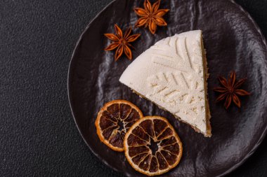 Fındıklı cheesecake ve koyu beton arka planda kış desenli böğürtlen.