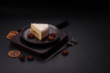 Fındıklı cheesecake ve koyu beton arka planda kış desenli böğürtlen.