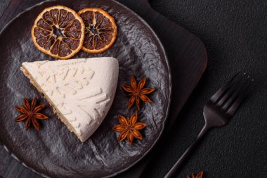 Fındıklı cheesecake ve koyu beton arka planda kış desenli böğürtlen.