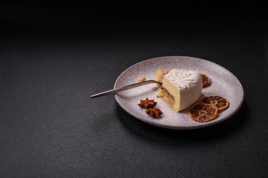 Fındıklı cheesecake ve koyu beton arka planda kış desenli böğürtlen.