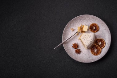 Fındıklı cheesecake ve koyu beton arka planda kış desenli böğürtlen.