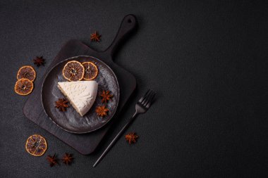 Fındıklı cheesecake ve koyu beton arka planda kış desenli böğürtlen.