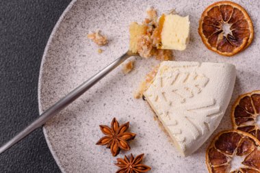 Fındıklı cheesecake ve koyu beton arka planda kış desenli böğürtlen.