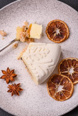 Fındıklı cheesecake ve koyu beton arka planda kış desenli böğürtlen.