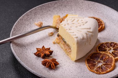 Fındıklı cheesecake ve koyu beton arka planda kış desenli böğürtlen.