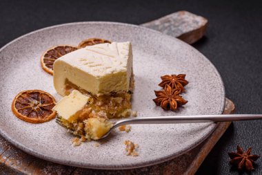 Fındıklı cheesecake ve koyu beton arka planda kış desenli böğürtlen.