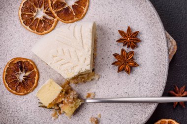 Fındıklı cheesecake ve koyu beton arka planda kış desenli böğürtlen.