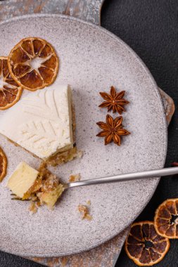 Fındıklı cheesecake ve koyu beton arka planda kış desenli böğürtlen.