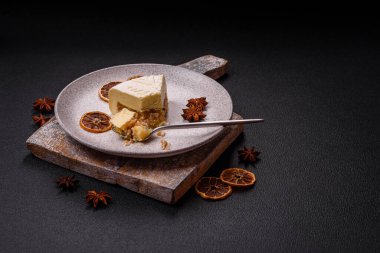 Fındıklı cheesecake ve koyu beton arka planda kış desenli böğürtlen.