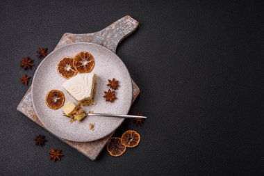 Fındıklı cheesecake ve koyu beton arka planda kış desenli böğürtlen.