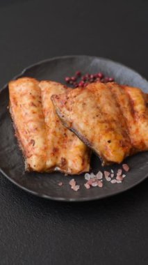 Tuzlu, baharatlı ve çimento kaplı ızgara balık filetosu.