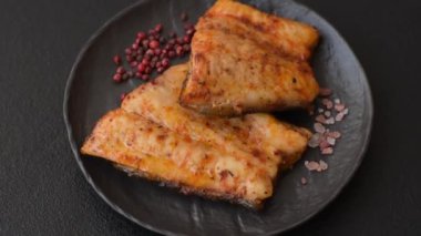 Tuzlu, baharatlı ve çimento kaplı ızgara balık filetosu.