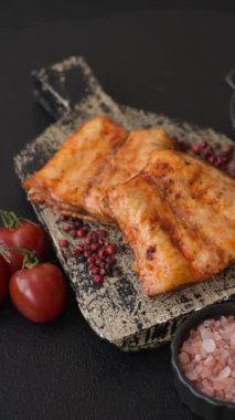 Tuzlu, baharatlı ve çimento kaplı ızgara balık filetosu.