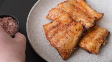 Tuzlu, baharatlı ve çimento kaplı ızgara balık filetosu.