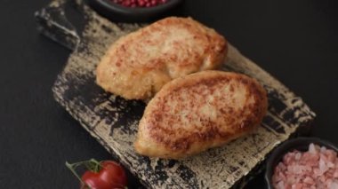 Lezzetli taze kıymalı balık pirzolası. Esmer arka planda baharatlar ve otlarla birlikte.