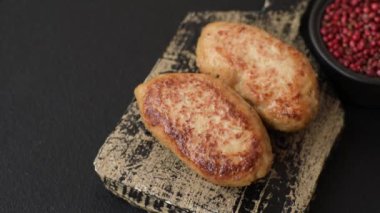 Lezzetli taze kıymalı balık pirzolası. Esmer arka planda baharatlar ve otlarla birlikte.