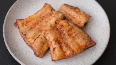 Tuzlu, baharatlı ve çimento kaplı ızgara balık filetosu.